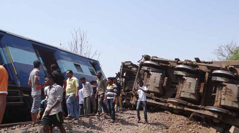 15 dead, 87 injured after train derails in Maharashtra